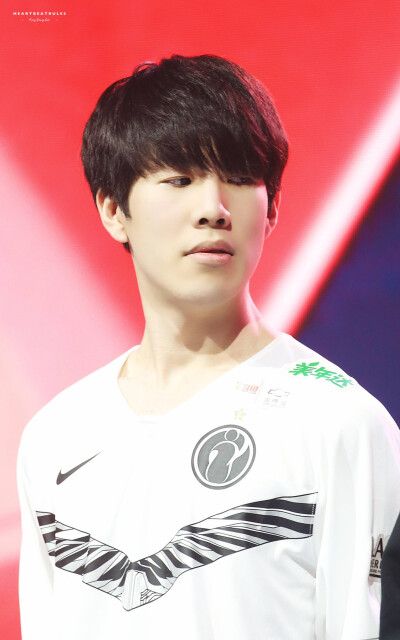 库里来了？ Peyz 吉格斯投中三分球扳平比分， JD Gaming 取得领先