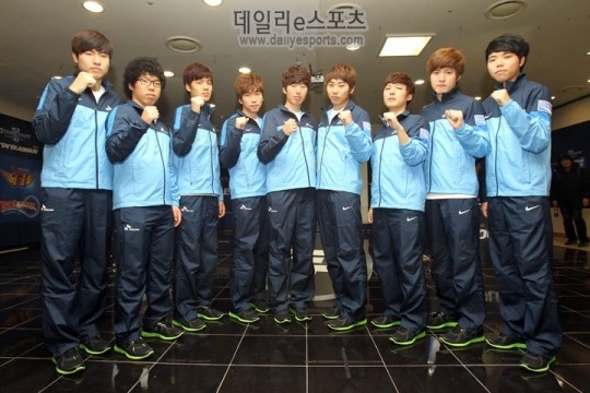 这太快了！ TheShy 击杀了 Xiaoxu 1 vs 2 Invictus Gaming 16 分 27 秒击败了 Royal Never Give Up 。